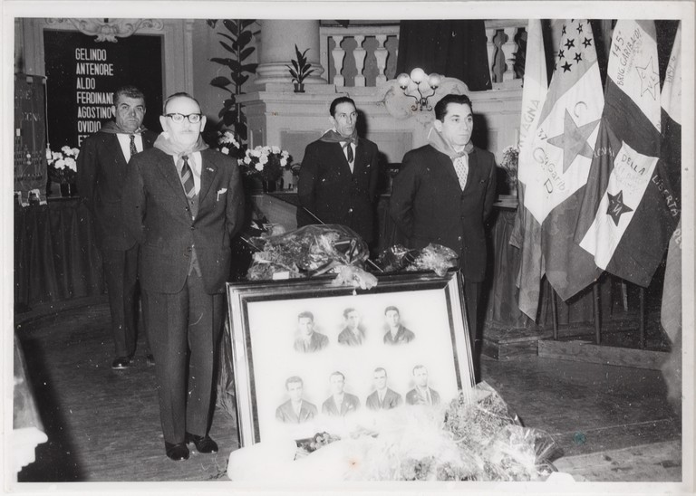 Gattatico-Reggio Emilia, 27-30 marzo 1970, Funerali di Alcide Cervi, camera ardente di Alcide nella Sala del Tricolore di Reggio Emilia, picchetto d'onore